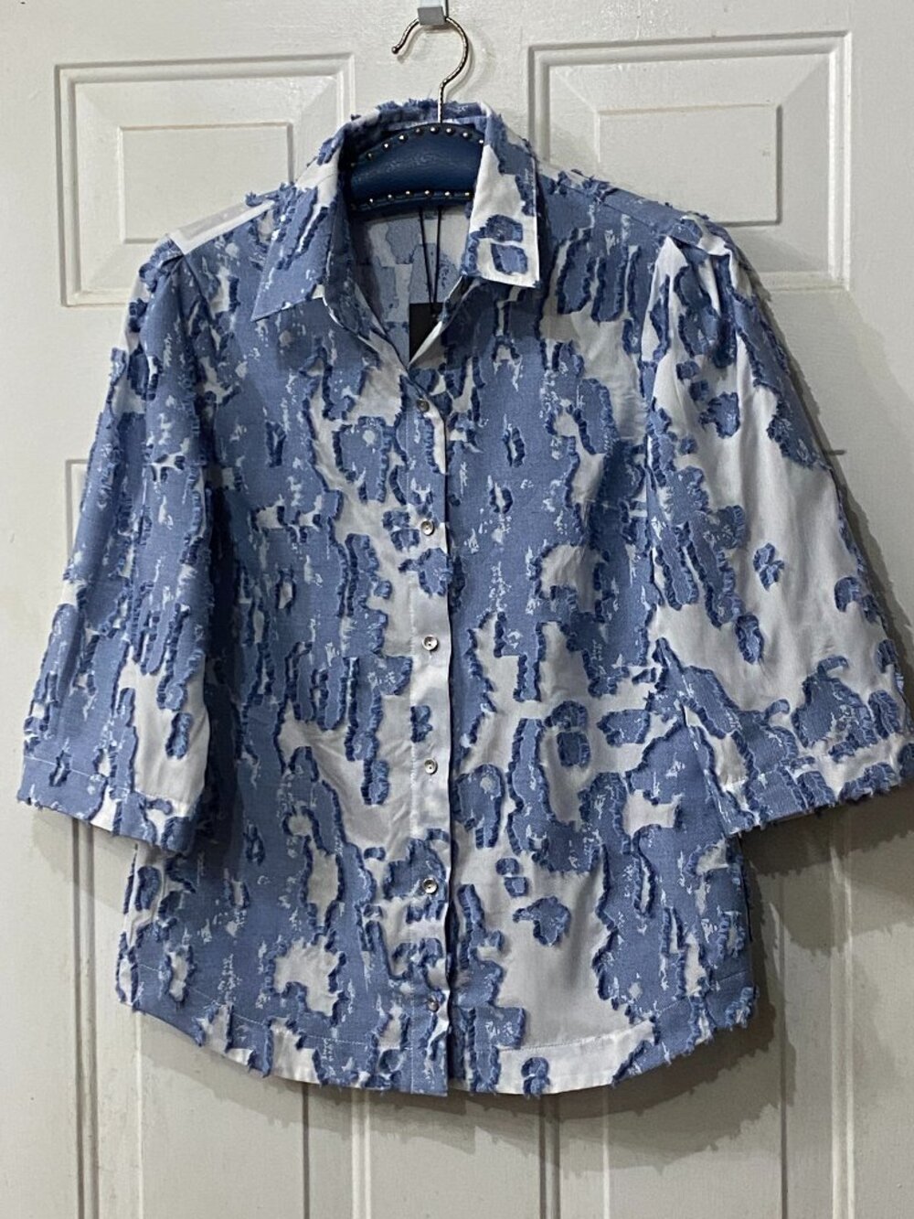 NWT Hilton Hollis Blouse Button Up 3/ Sleeve White/Blue Textured Fringe Abstract